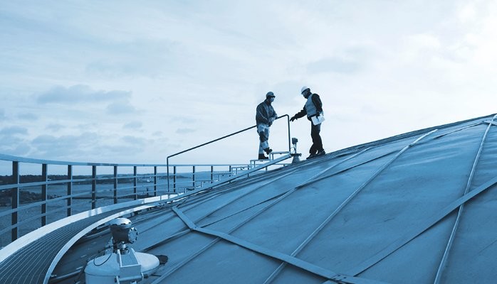 мұнай платформасында жұмысшылар