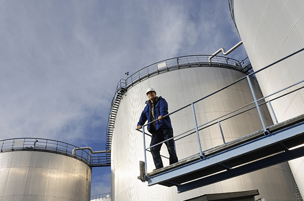 мұнай платформасында жұмысшылар